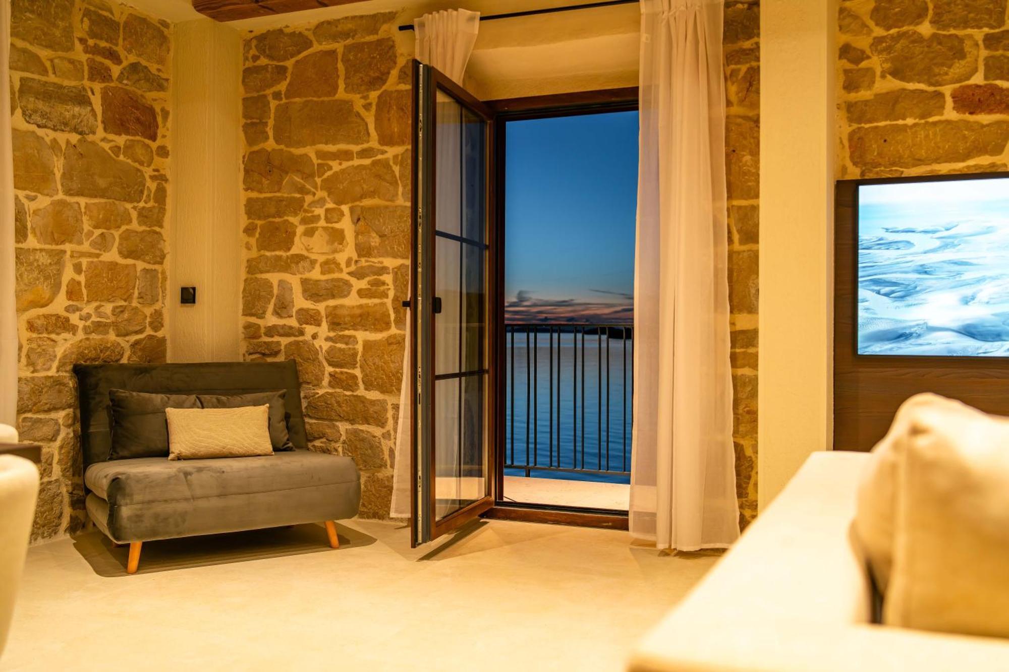 Villa Seafront Draga With Heated Infinity Pool Mali Iz