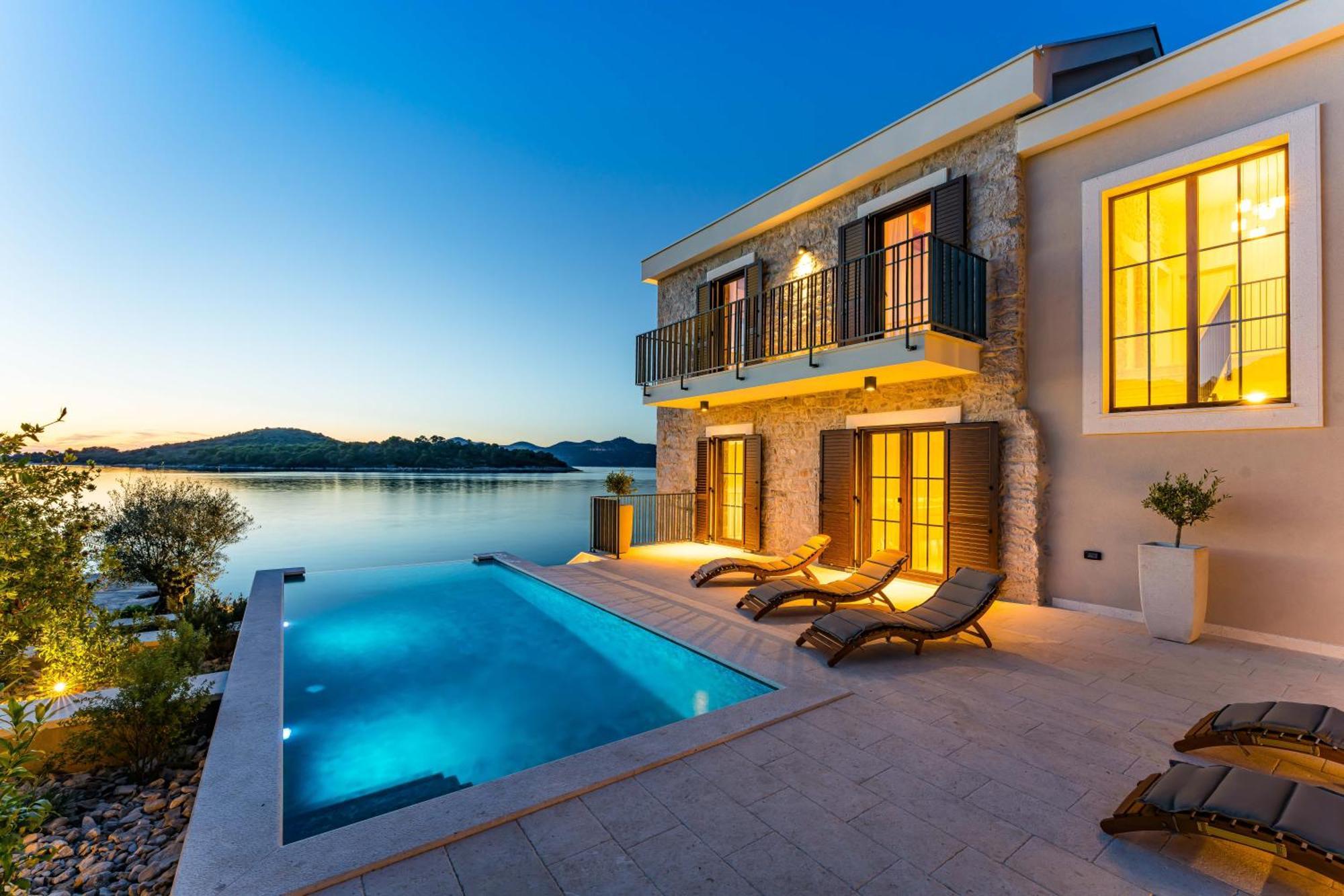 Seafront Draga With Heated Infinity Pool *