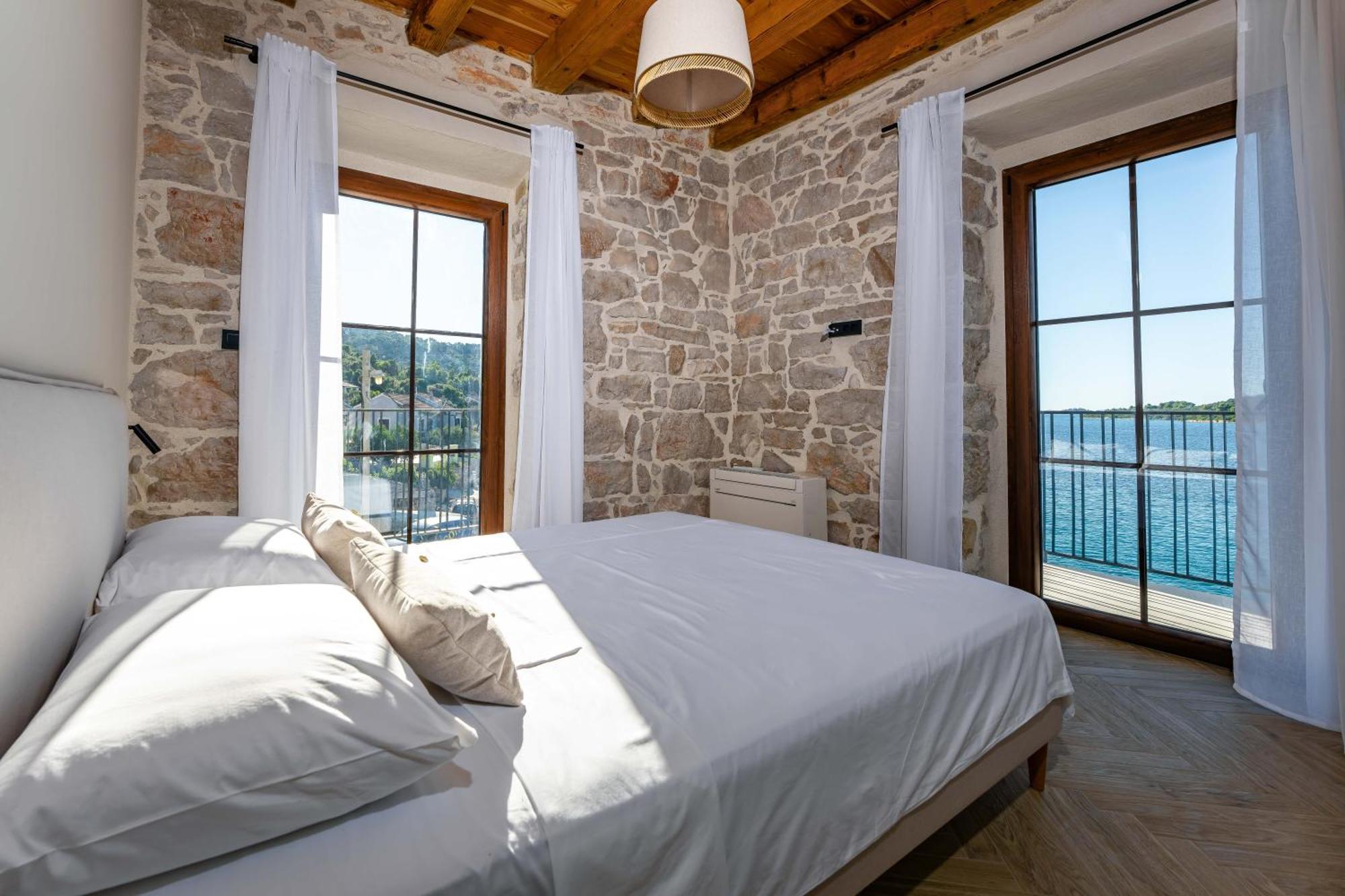 Seafront Draga With Heated Infinity Pool Villa Mali Iz