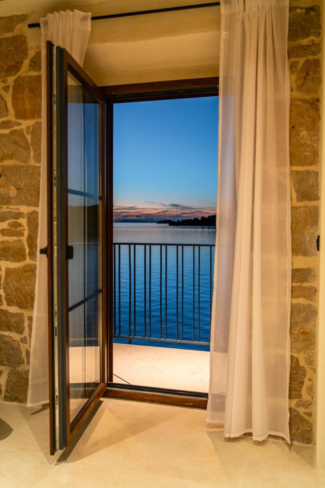 Seafront Draga With Heated Infinity Pool *